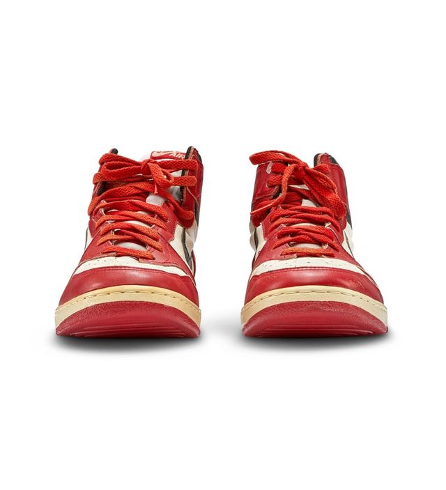 Перші кросівки Nike, створені для Джордана, продали за шалену суму - фото 482199