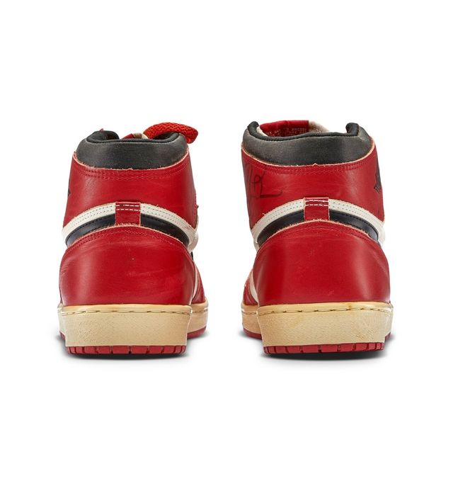 Перші кросівки Nike, створені для Джордана, продали за шалену суму - фото 482200