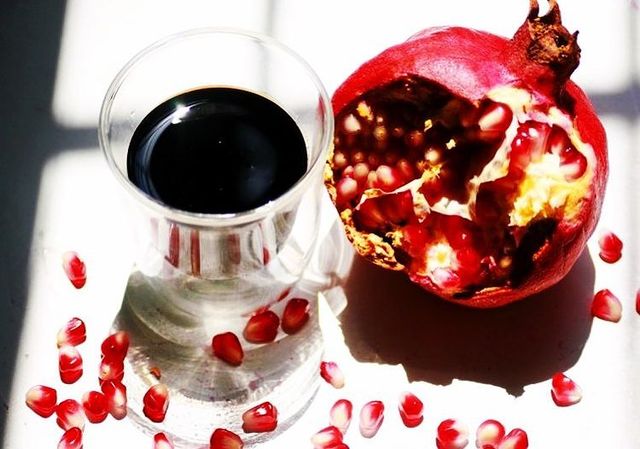 Як приготувати гренадін для коктейлів вдома: простий рецепт - фото 482221