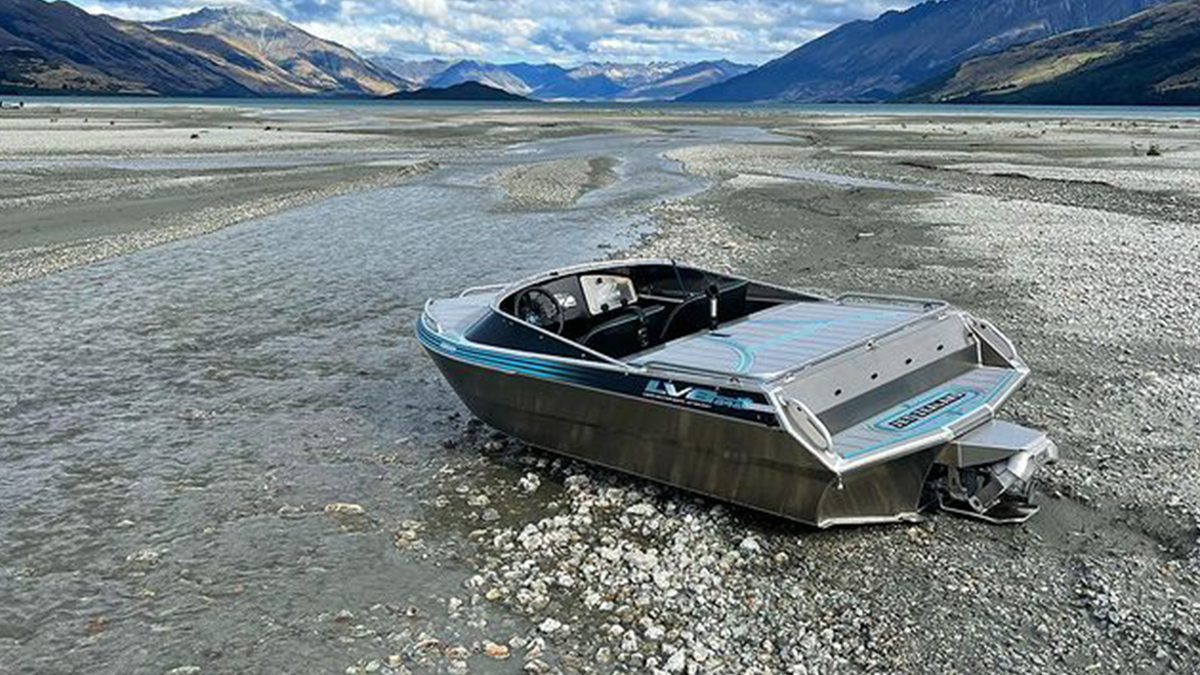 Цьому човну практично не потрібна вода для дуже швидкої поїздки: шалене відео