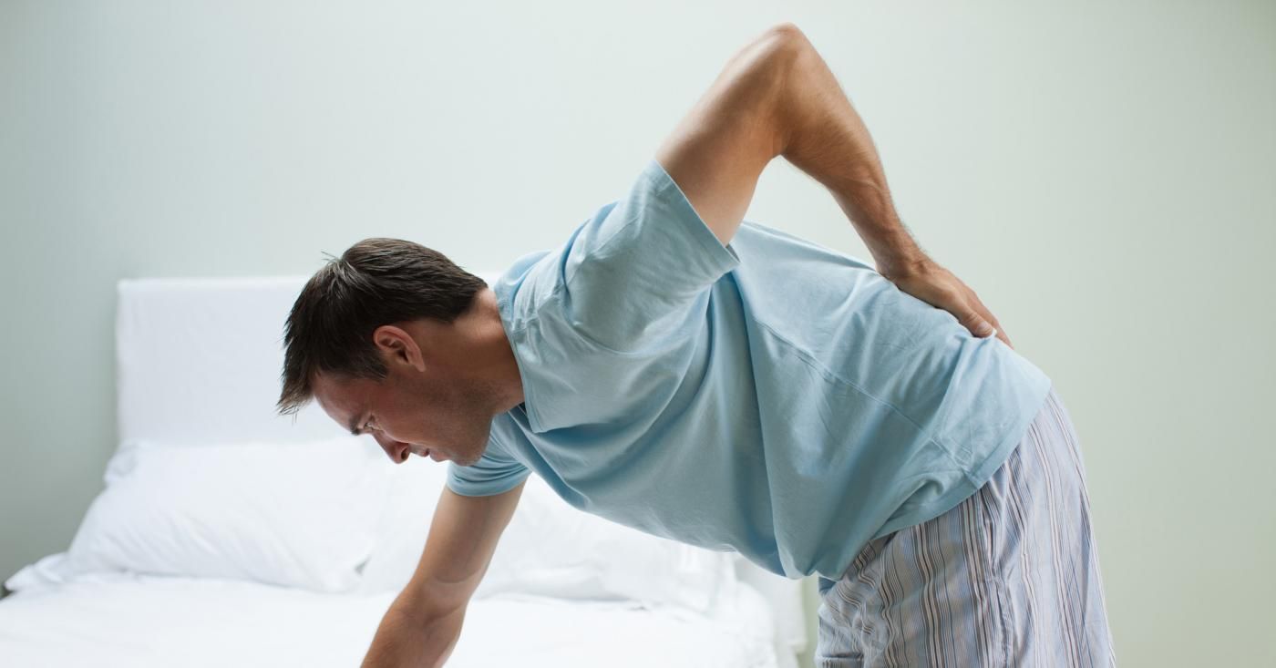 Чому зранку болить спина: лікарі назвали несподівані причини