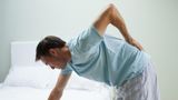 Чому зранку болить спина: лікарі назвали несподівані причини