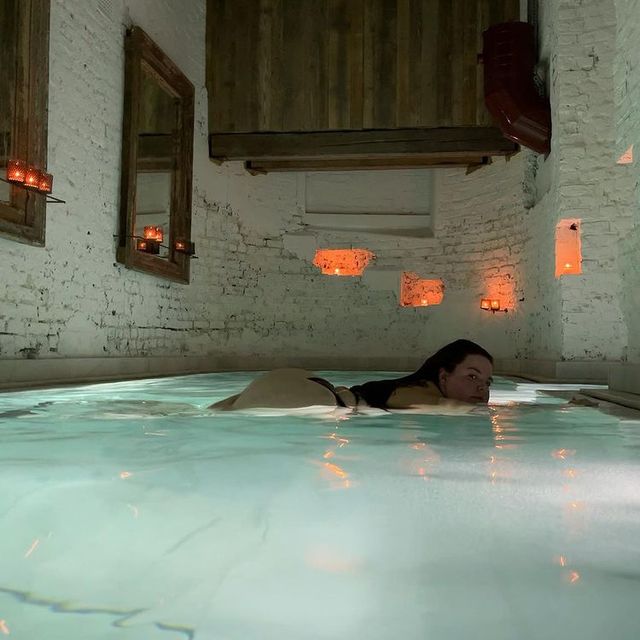 Пишнотіла модель Тесс Холлідей вразила пікантною фотосесією в басейні - фото 482350