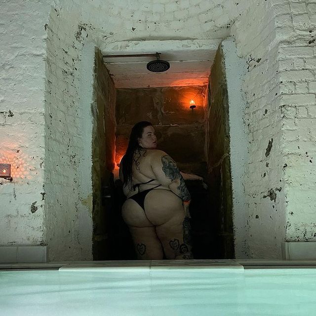 Пишнотіла модель Тесс Холлідей вразила пікантною фотосесією в басейні - фото 482352