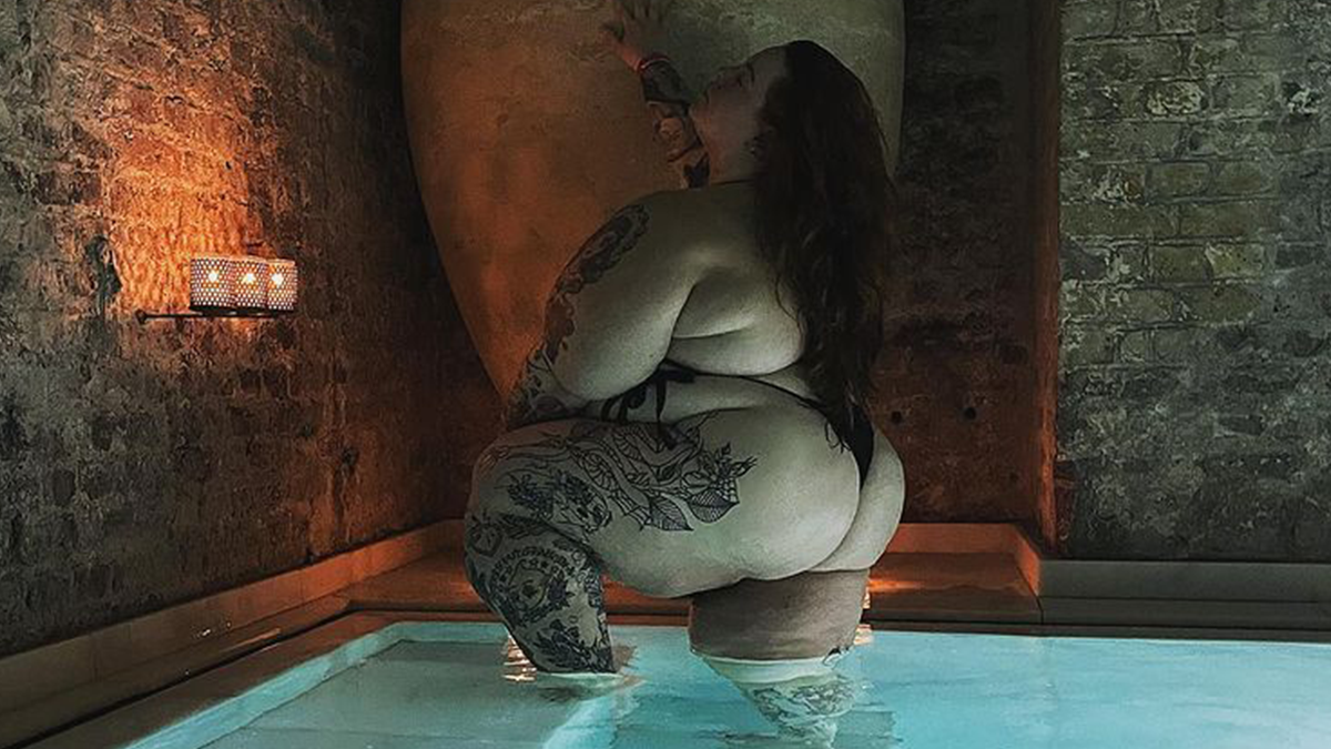 Пишнотіла модель Тесс Холлідей вразила пікантною фотосесією в басейні