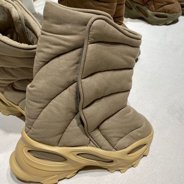 Каньє Вест представив нову незвичайну модель зимового взуття - фото 482407