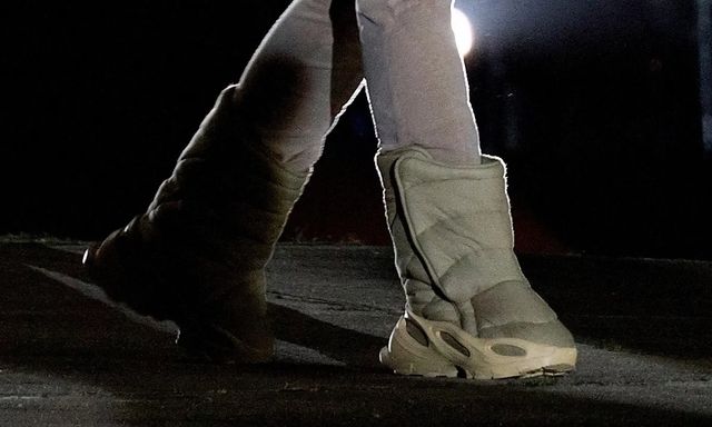 Каньє Вест представив нову незвичайну модель зимового взуття - фото 482409