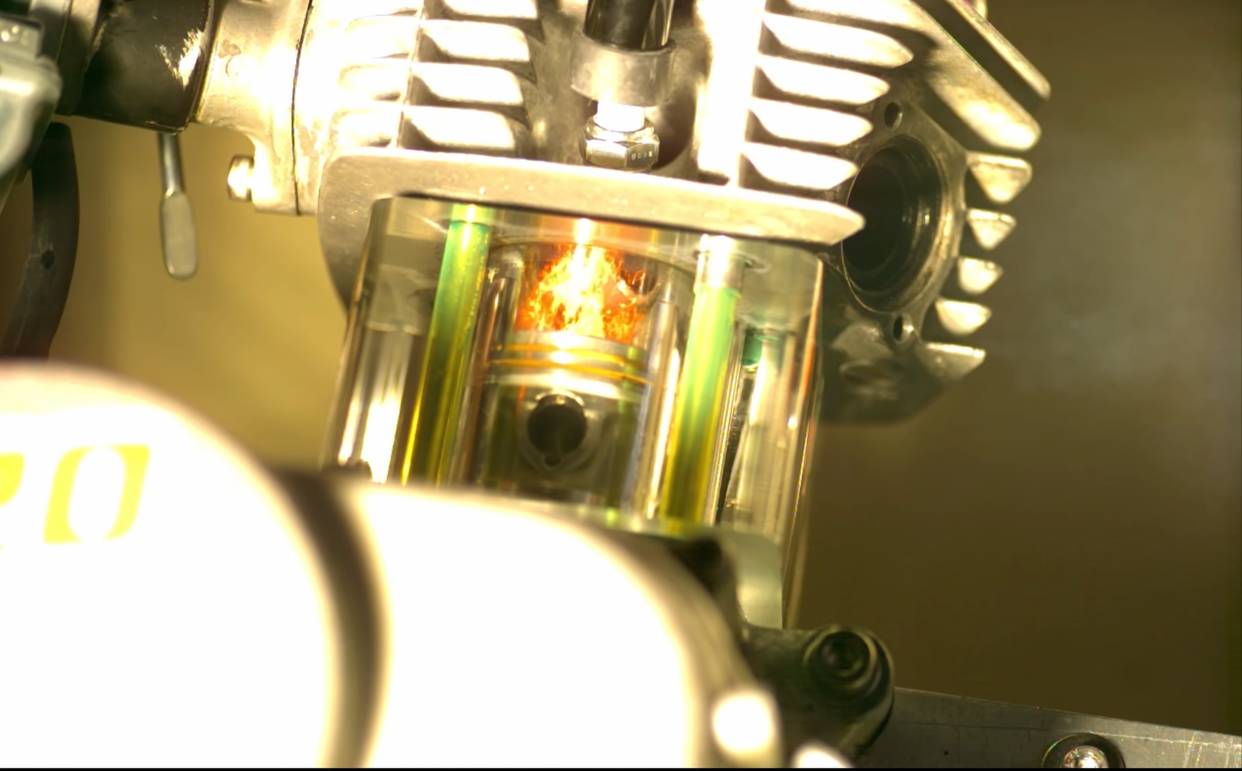 Дивіться, як працює двигун внутрішнього згорання: ефектне сповільнене відео