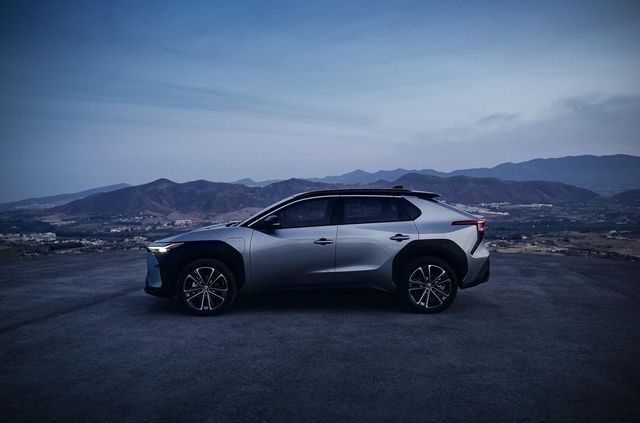 Toyota представила електричний аналог популярного RAV4 - фото 482856