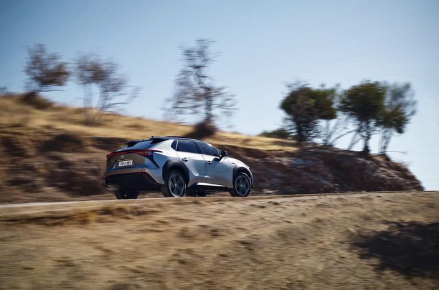 Toyota представила електричний аналог популярного RAV4 - фото 482857