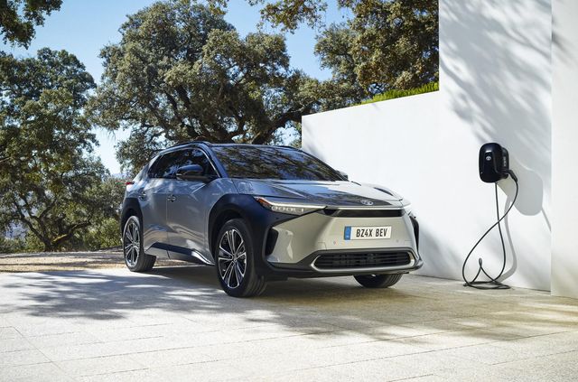 Toyota представила електричний аналог популярного RAV4 - фото 482860