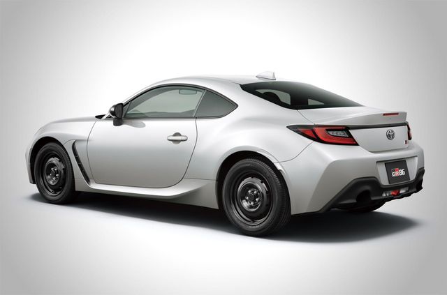 Як виглядає найдоступніша Toyota GR 86 в Японії - фото 482869