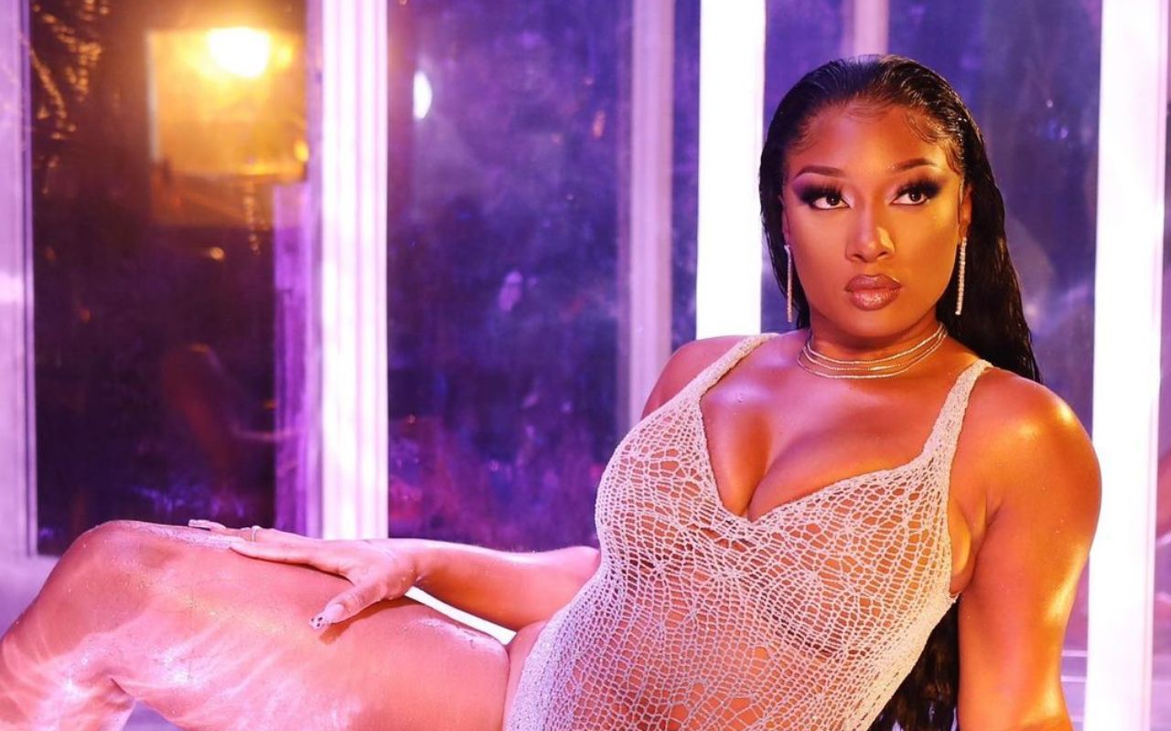 Подарунок на Геловін: Megan Thee Stallion випустила мікстейп Something For Thee Hotties