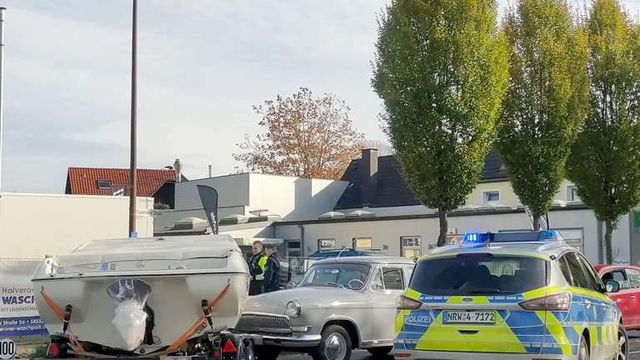 У Німеччині сталася дуже незвичайна ДТП: дивіться, як катер протаранив Волгу - фото 483000