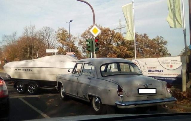 У Німеччині сталася дуже незвичайна ДТП: дивіться, як катер протаранив Волгу - фото 483001