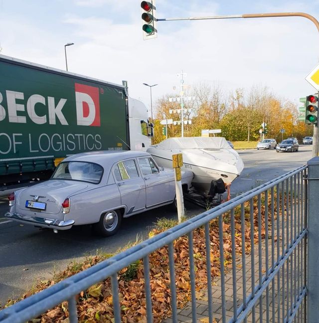 У Німеччині сталася дуже незвичайна ДТП: дивіться, як катер протаранив Волгу - фото 483002