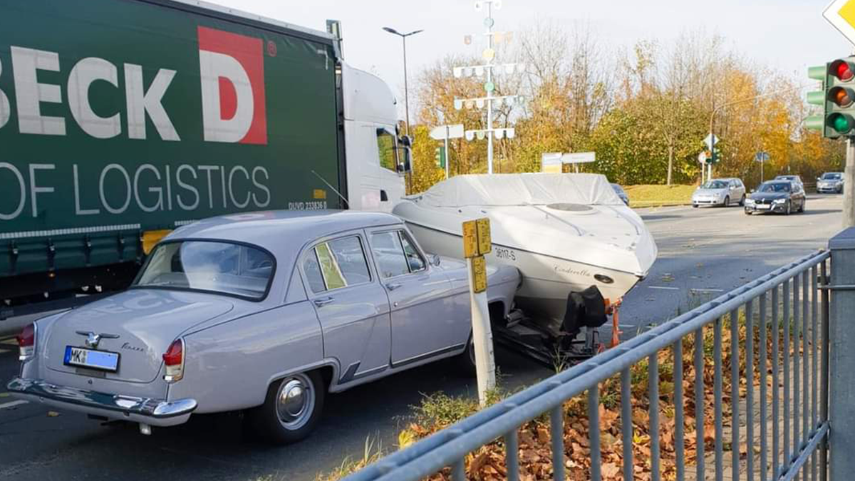 У Німеччині сталася дуже незвичайна ДТП: дивіться, як катер протаранив Волгу