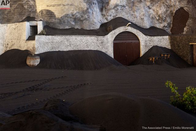 Попіл від вулкана на Канарах майже повністю покрив будинки та дерева: фото - фото 483017