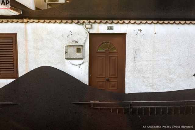 Попіл від вулкана на Канарах майже повністю покрив будинки та дерева: фото - фото 483018