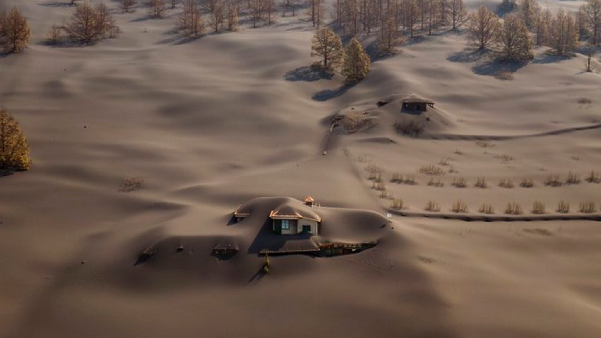 Попіл від вулкана на Канарах майже повністю покрив будинки та дерева: фото