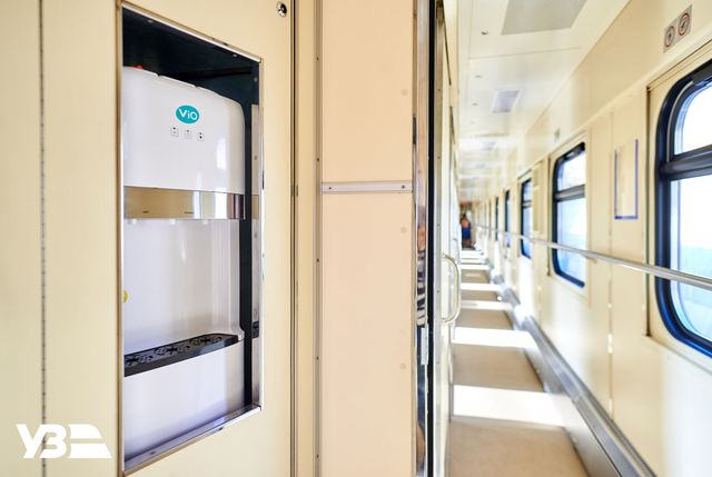 Розетки з USB та кулери з водою: Укрзалізниця показала нові вагони - фото 483076