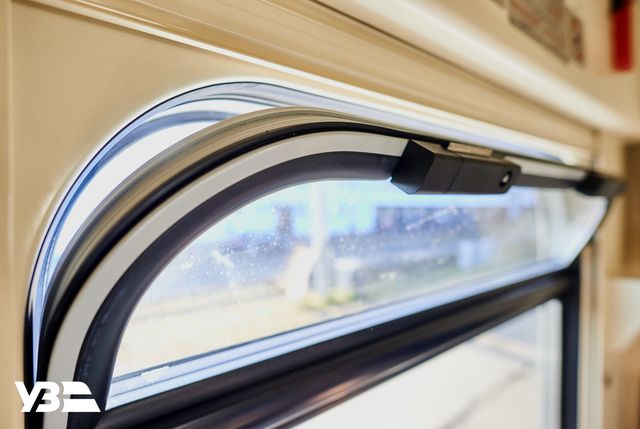 Розетки з USB та кулери з водою: Укрзалізниця показала нові вагони - фото 483080