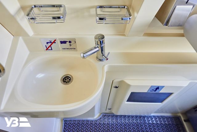 Розетки з USB та кулери з водою: Укрзалізниця показала нові вагони - фото 483083