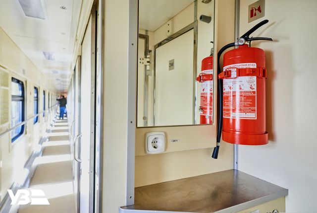 Розетки з USB та кулери з водою: Укрзалізниця показала нові вагони - фото 483084