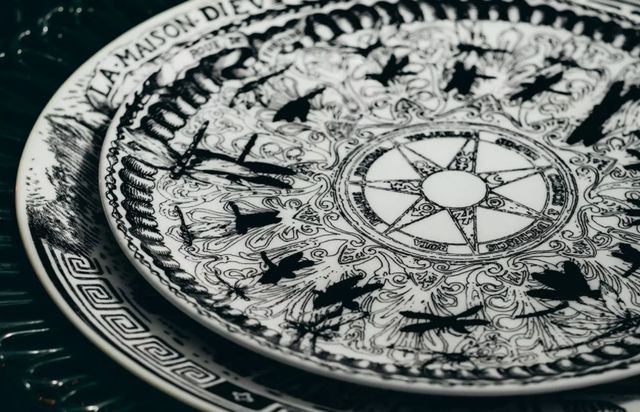 Чиста містика: Dior випустив колекцію посуду для Хелловіну - фото 483112