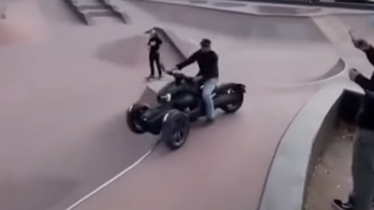 Ось що буде, якщо спробувати покататися на байку у скейтпарку: епічне відео - фото 1