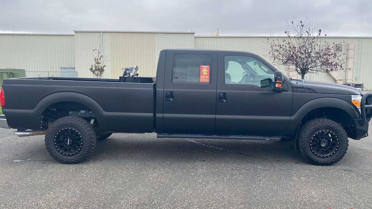 Каньє Вест влаштував розпродаж свого автопарку: які машини підуть з молотка