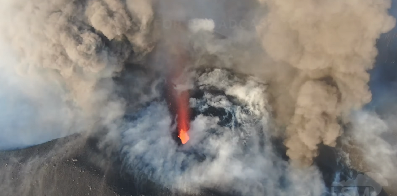 Виверження вулкану з висоти польоту - фото 1