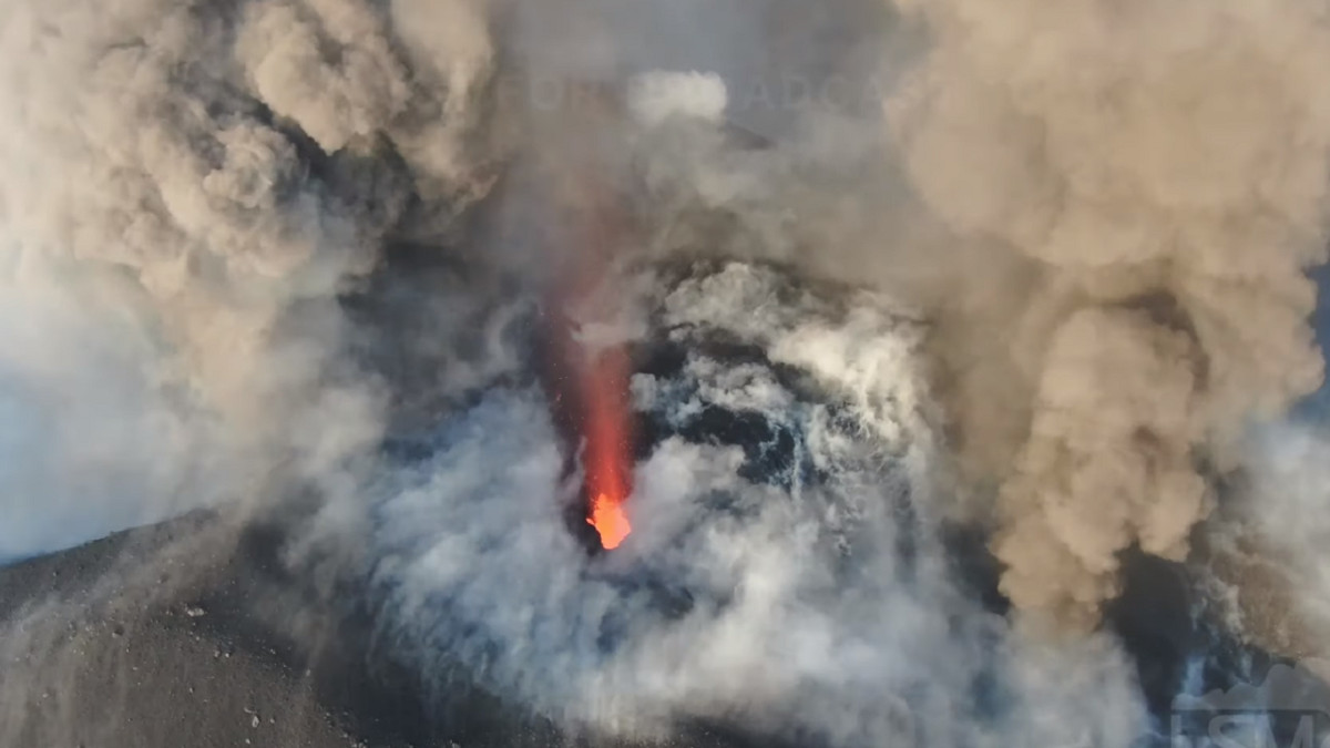 Виверження вулкану з висоти польоту - фото 1
