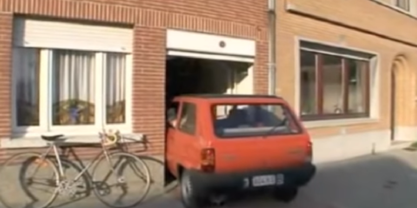 Подивіться, як пенсіонер паркує свій автомобіль у дуже тісному гаражі: вірусне відео