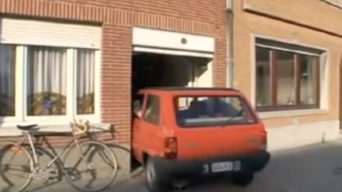 Подивіться, як пенсіонер паркує свій автомобіль у дуже тісному гаражі: вірусне відео - фото 1