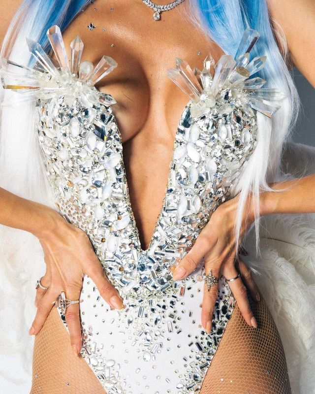 Сексуальна королева: Алессандра Амброзіо показала спокусливий образ на Хеловін - фото 483587