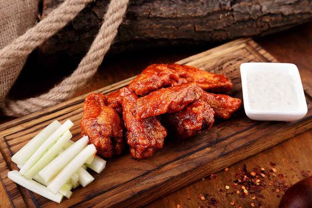 Як приготувати вдома ті самі крильця Баффало: легендарний рецепт 1964 року - фото 483668