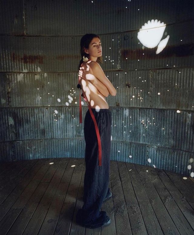 Спокуслива дочка Сінді Кроуфорд постала топлес на обкладинці глянцю - фото 483716