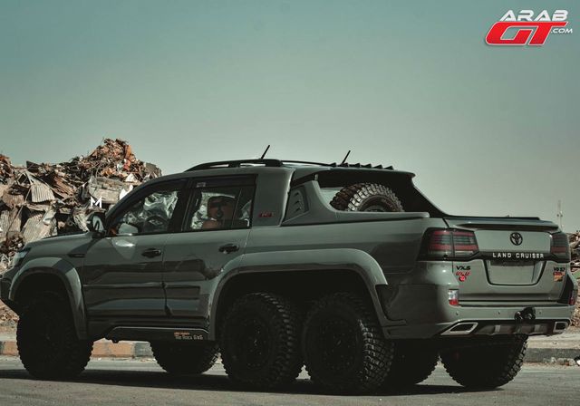 Toyota Land Cruiser 200 перетворили на величезний шестиколісний пікап - фото 483720