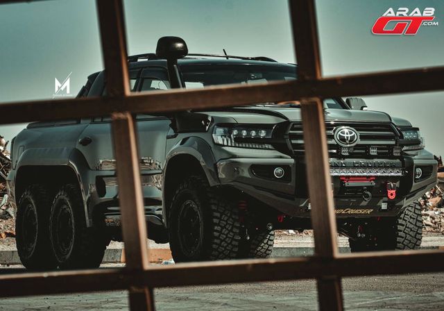 Toyota Land Cruiser 200 перетворили на величезний шестиколісний пікап - фото 483723