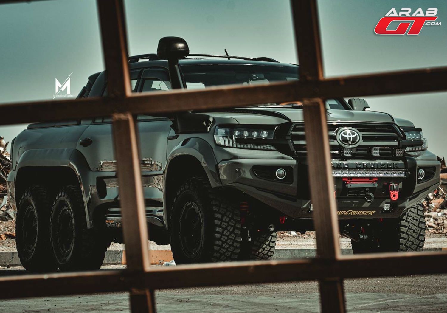 Toyota Land Cruiser 200 перетворили на величезний шестиколісний пікап