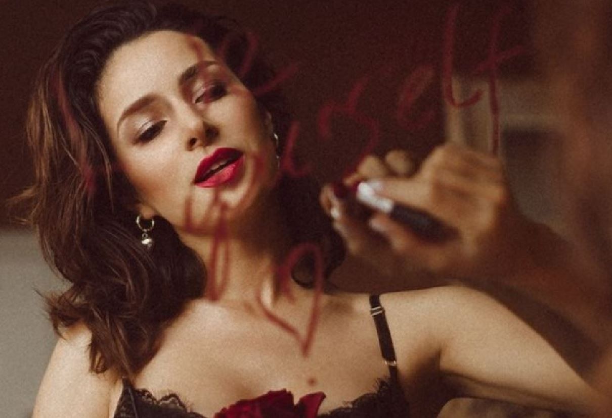 "Заборонений плід": Злата Огнєвіч влаштувала фотосесію у мереживній білизні