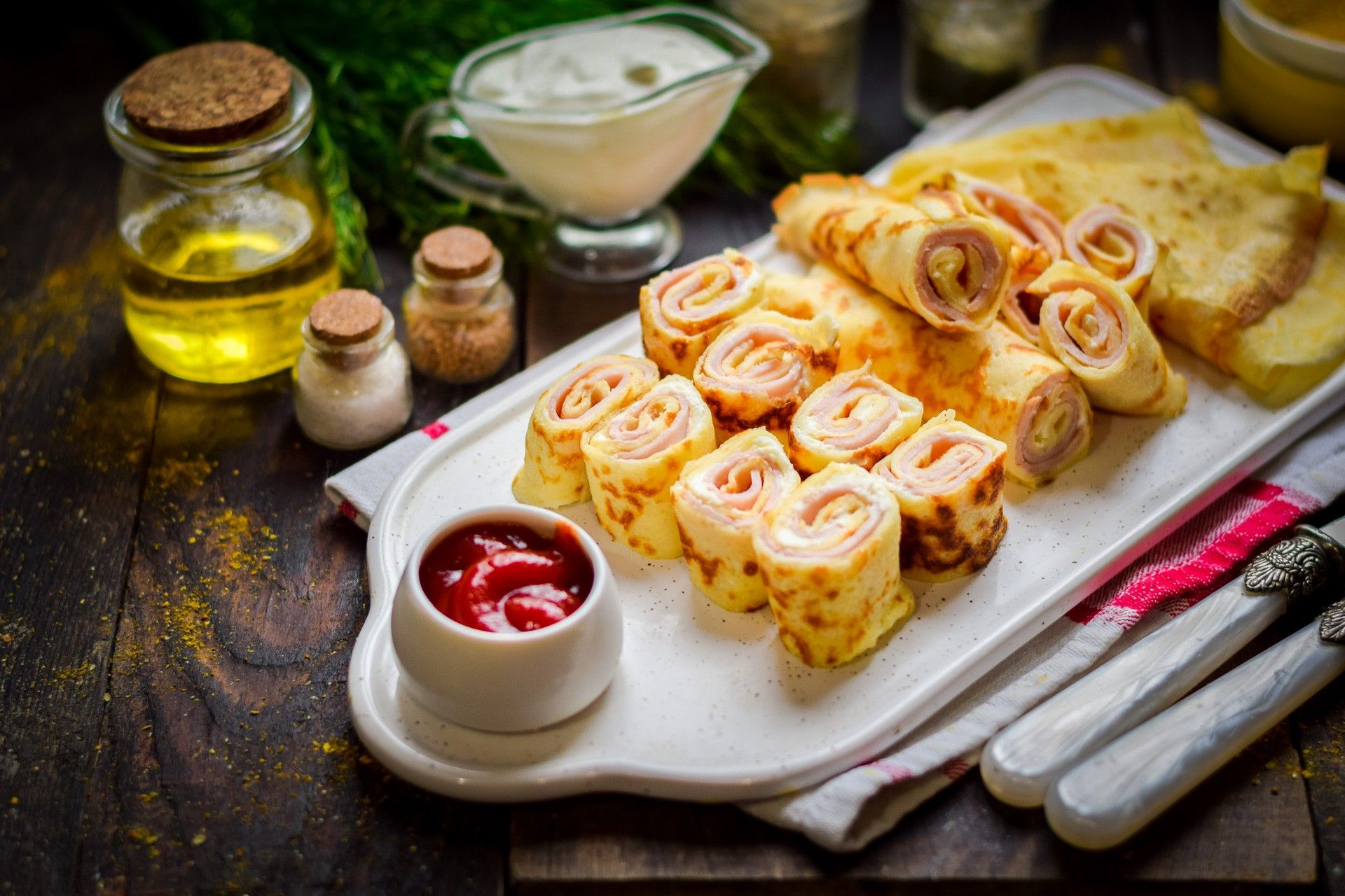 Як приготувати яєчний рол з сиром: смаколик за 10 хвилин