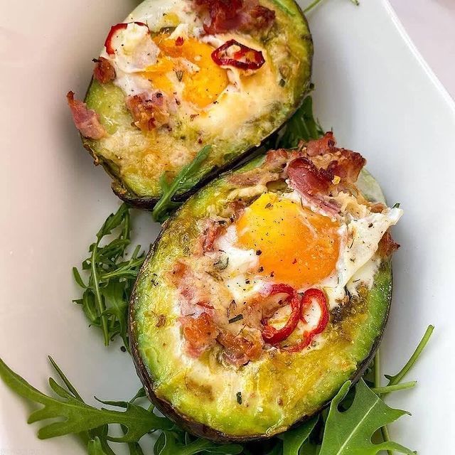 Корисний сніданок за 15 хвилин: як смачно запекти авокадо з яйцем – покроковий рецепт - фото 483862