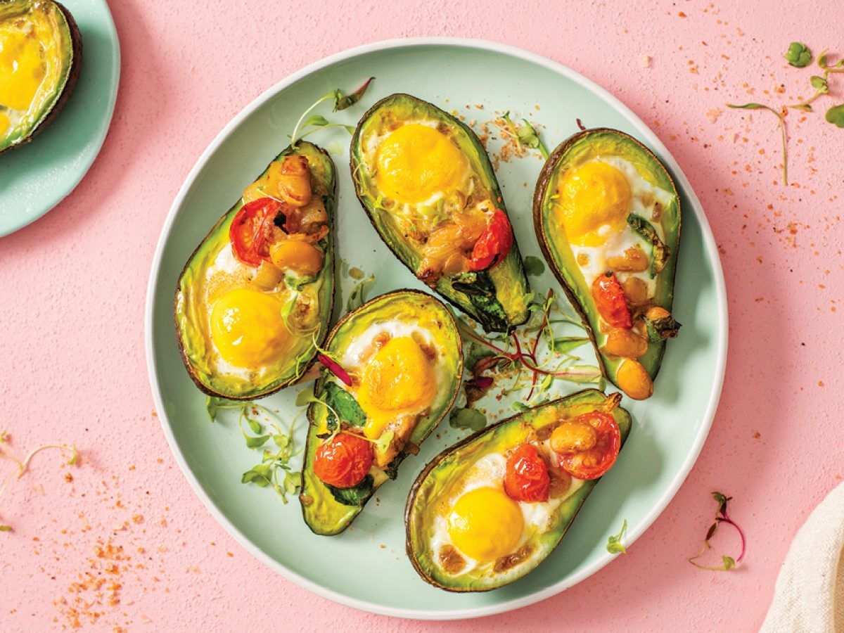 Корисний сніданок за 15 хвилин: як смачно запекти авокадо з яйцем – покроковий рецепт