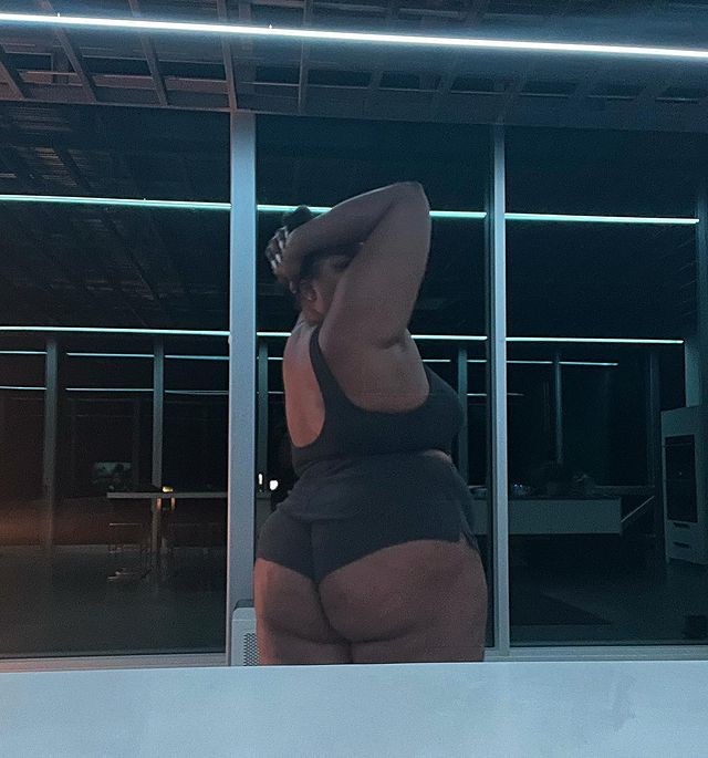 Пишнотіла Lizzo вразила свіжими зухвалими знімками - фото 484034