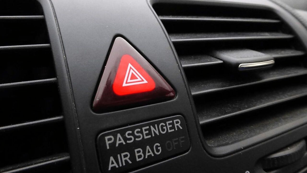 Коли потрібно вмикати аварійку, щоб не отримати штраф: шпаргалка для водіїв