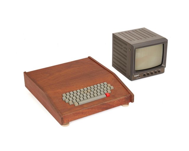 Apple-1 1976 року у дерев'яному корпусі продали за шалені гроші: таких лише 6 на весь світ - фото 484105
