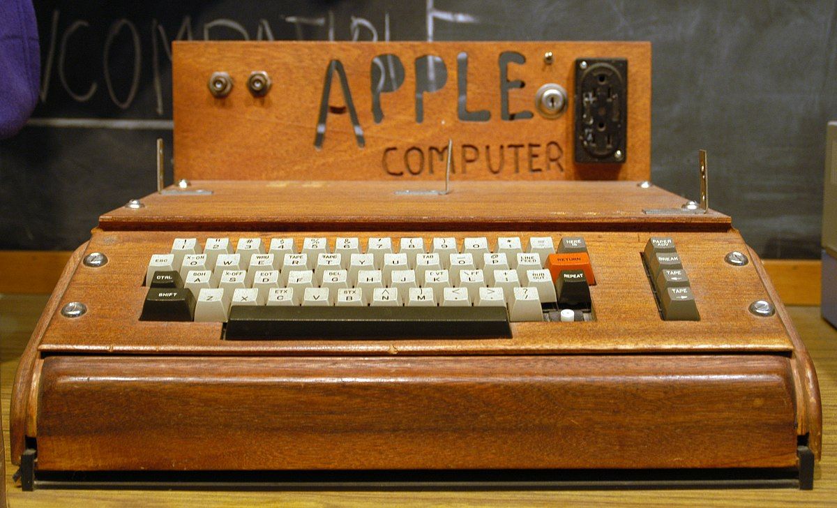 Усього випустили 6 таких ПК Apple-1 у дерев'яному корпусі - фото 1