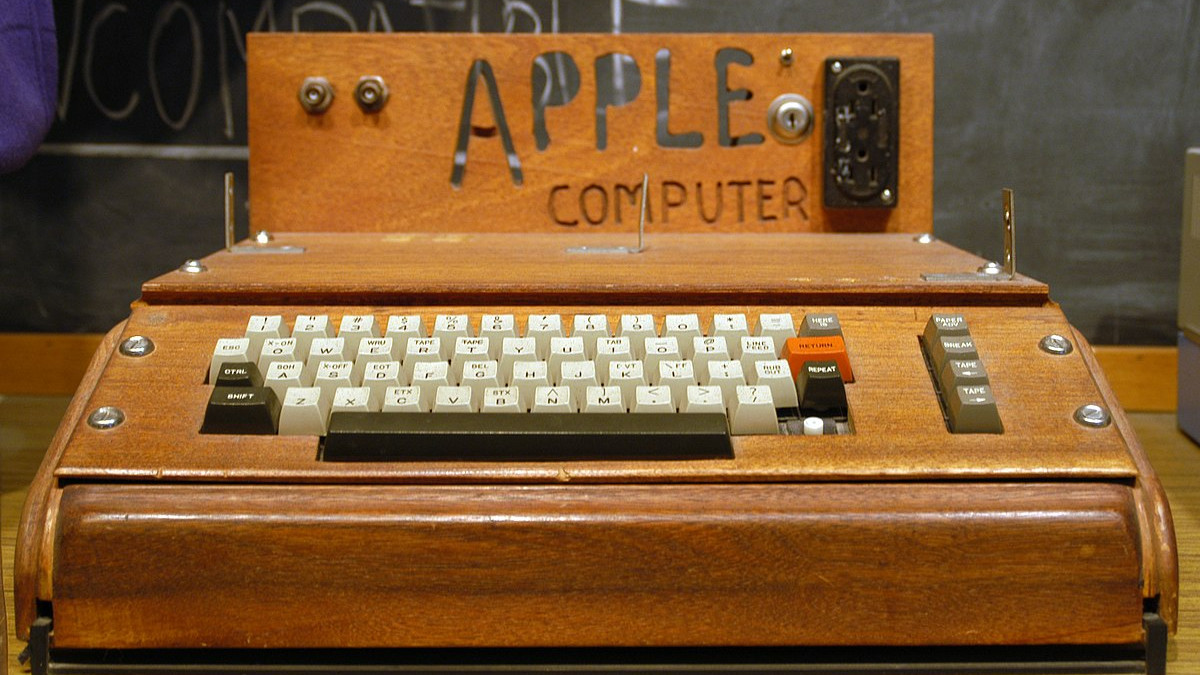 Усього випустили 6 таких ПК Apple-1 у дерев'яному корпусі - фото 1